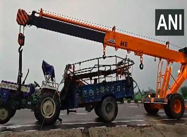 India News | UP: Eight Dead, 3 Critically Injured After Truck Collides with Tractor Carrying Devotees in Bulandshahr