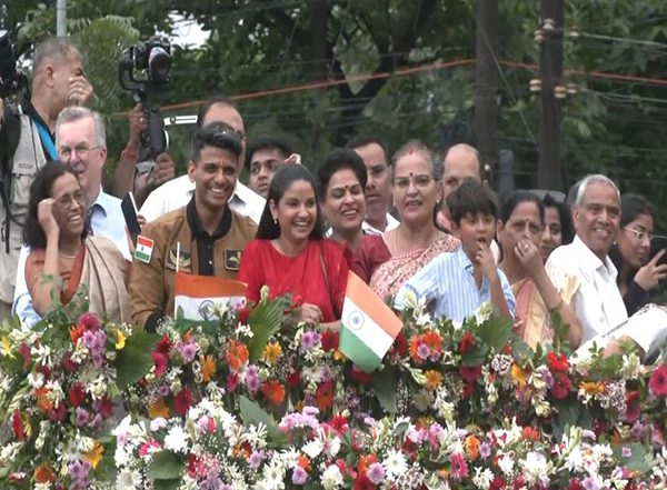 India News | UP: Students Cheer for Group Captain Shubhanshu Shukla During Road Show in Lucknow