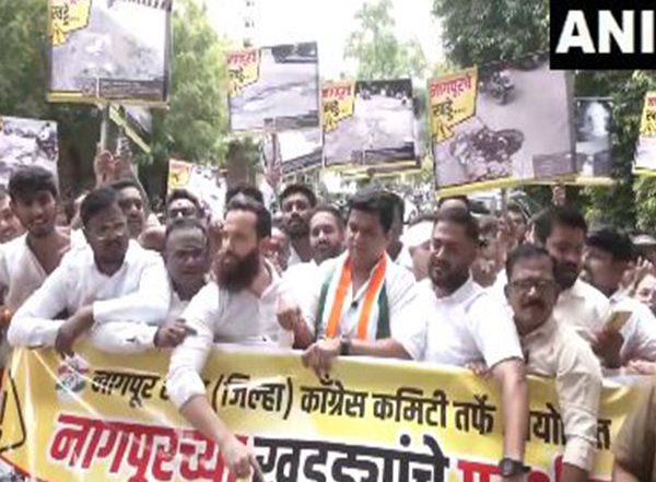 India News | Maharashtra: Congress Workers Protest in Nagpur over Potholes on City Roads