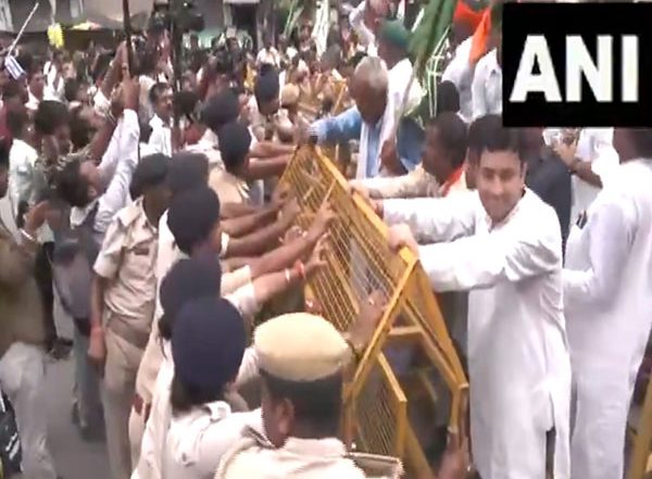 India News | Sanyukt Kisan Morcha Stage Protest in Patna to Fulfil Demands, Stopped by Police Through Barricades