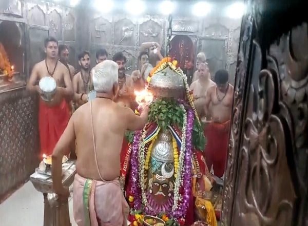 India News | MP: Devotees Throng Mahakaleshwar Temple in Ujjain on Hartalika Teej