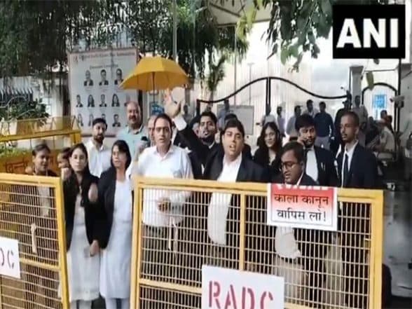 India News | Delhi Lawyers Protest LG Saxena's Notification Allowing Police to Depose Via Video Conferencing from Police Station