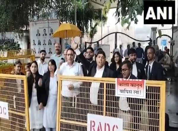 India News | Delhi Lawyers Protest LG Saxena's Notification Allowing Police to Depose Via Video Conferencing from Police Station