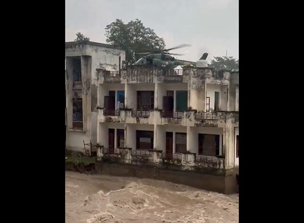 Punjab Flood: Indian Army Rescues 22 CRPF Personnel, 3 Civilians Stranded on Dam in Pathankot (Watch Video)