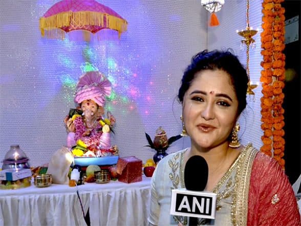 Entertainment News | Ganesh Chaturthi 2025: Rashmi Desai Brings Home Eco-friendly Bappa, Talks About Her Family Traditions