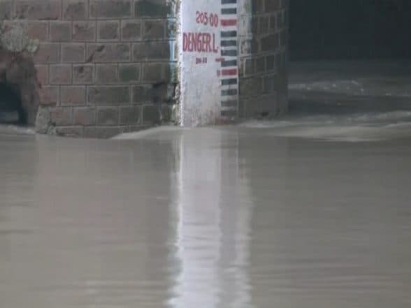 India News | Delhi: Yamuna River Crosses Danger Level, Flows at 205.39 Metres