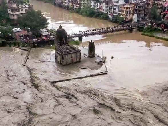 India News | Heavy Rains Disrupt 557 Roads in Himachal, Including 3 National Highways