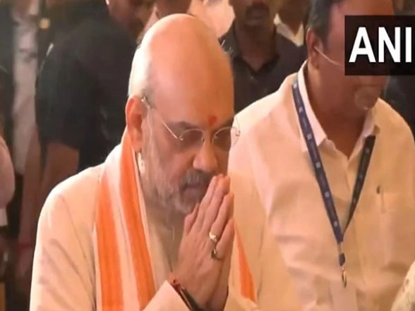 India News | Amit Shah Visits Ganpati Pandal in Bandra West, Offers Prayers to Divine | LatestLY