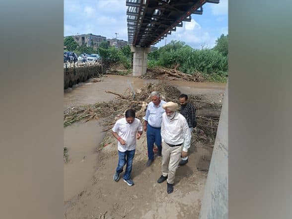 India News | Chandigarh: Chief Engineer Assesses Situation at Sukhna Lake, Reviews Damage