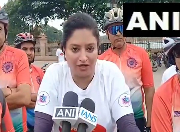 Sports News | BJP MP Poonamben Maadam Leads Cycle Rally in Jamnagar on Special National Sports Day Edition of Fit India Sundays on Cycle