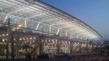 Tamil Nadu: Passengers Rush Out of Restaurant As Glass Panel Crashes at Chennai International Airport, None Injured; Video Surfaces