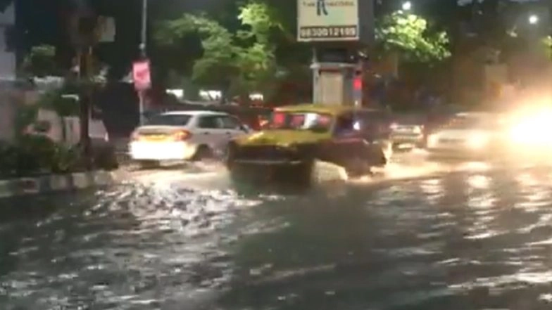 Kolkata Rains: Heavy Rainfall Lashes Parts of City, Causes Waterlogging in Several Areas (Watch Videos)