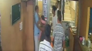 'Bhagva Pehan Ke Non-Veg Khane Aaye Ho?': Man Wearing Saffron Scarf Beaten at Lucknow Dhaba for Eating Non-Veg, Accused Later Thrashed (Videos)