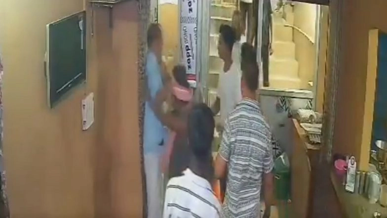 'Bhagva Pehan Ke Non-Veg Khane Aaye Ho?': Man Wearing Saffron Scarf Beaten at Lucknow Dhaba for Eating Non-Veg, Accused Later Thrashed (Videos)