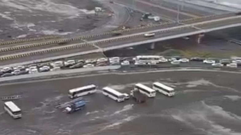 Maratha Morcha: Mumbai Traffic Disrupted Today As Thousands Flock to Azad Maidan for Maratha Quota Protest; Jams on Roads Near CSMT (Videos)