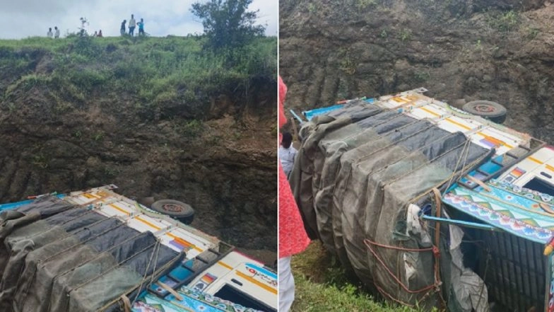 Pune Road Accident: 7 Killed, Several Others Injured After Pick-Up Van Going to Kundeshwar Temple in Papalwadi Village Falls 25-30 Feet Down a Slope in Maharashtra (See Pics)