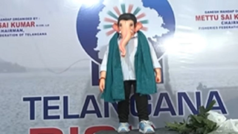 Ganesh Chaturthi 2025: Idol of Lord Ganesha Styled After Telangana CM Revanth Reddy and Inspired by His Padayatra Look Installed in Hyderabad, Video Surfaces