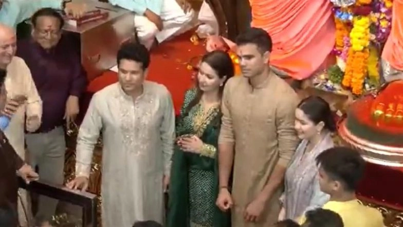 Sachin Tendulkar Along With Wife Anjali, Son Arjun and Daughter Sara Offer Prayers at Lalbaugcha Raja, Seek Blessing From Ganpati On Occasion of Ganesh Chaturthi (Watch Video)