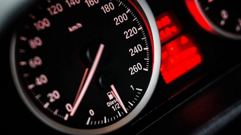 'Thak Thak' Gang Strikes in Mumbai: Thieves Steal iPhone From Moving Car by Distracting Driver in Kurla, Coordinated Theft Caught on Video