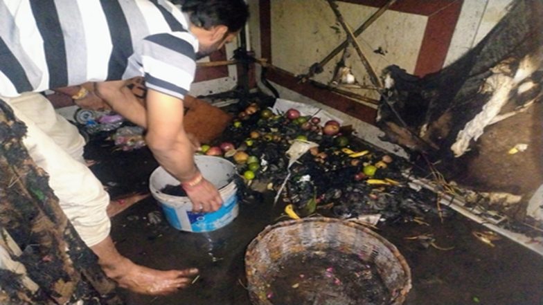 Uttar Pradesh: 7 Suffered Serious Burns After Stampede-Like Situation Breaks Out Due to Fire at Atma Vishweshwar Mahadev Temple in Varanasi (Watch Video)