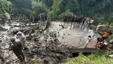 Jammu and Kashmir Weather Update and Forecast: MeT Department Issues Red Alert in Valley for Thunderstorms, Flash Floods and Landslides