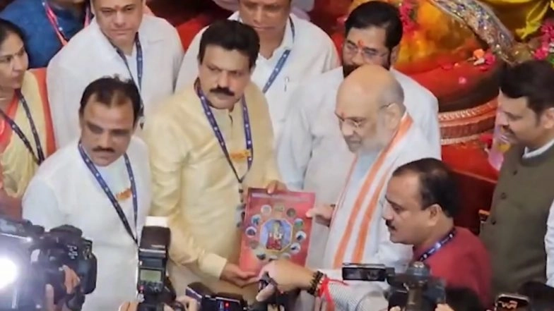 Maharashtra: Amit Shah Offers Prayers at Lalbaugcha Raja With Family