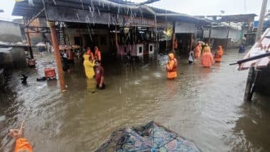Mithi River Crosses Danger Mark; Beaches Closed Amid Heavy Rain and High Tide in Mumbai (Watch Videos)