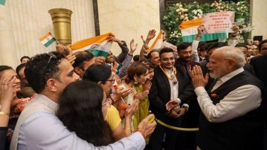 PM Modi In China: Indian Diaspora in Tianjin Accords Rousing Welcome to Prime Minister Narendra Modi (See Pics and Videos)