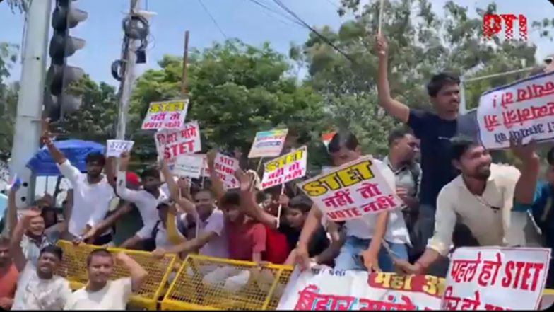 Bihar: STET Aspirants Stage Massive Protest in Patna, Demand Exam Before TRE 4 Recruitment (Watch Videos)