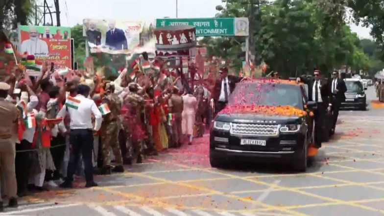 PM Modi Varanasi Visit: Banaras Residents Gives Rousing Welcome to Prime Minister Narendra Modi’s Convoy (Watch Videos)