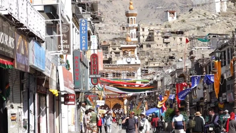 Ladakh: People Flock to Markets As Curfew in Leh Relaxed for 3 Hours (Watch Video)