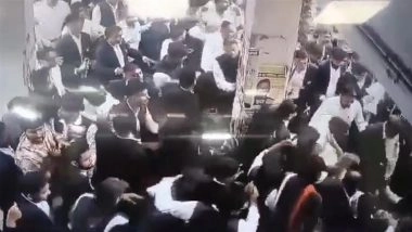 Varanasi: Cop Injured After Mob of Lawyers Assaults Him at Court Premises in UP, CCTV Video Surfaces