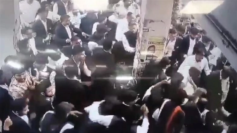 Varanasi: Cop Injured After Mob of Lawyers Assaults Him at Court Premises in UP, CCTV Video Surfaces