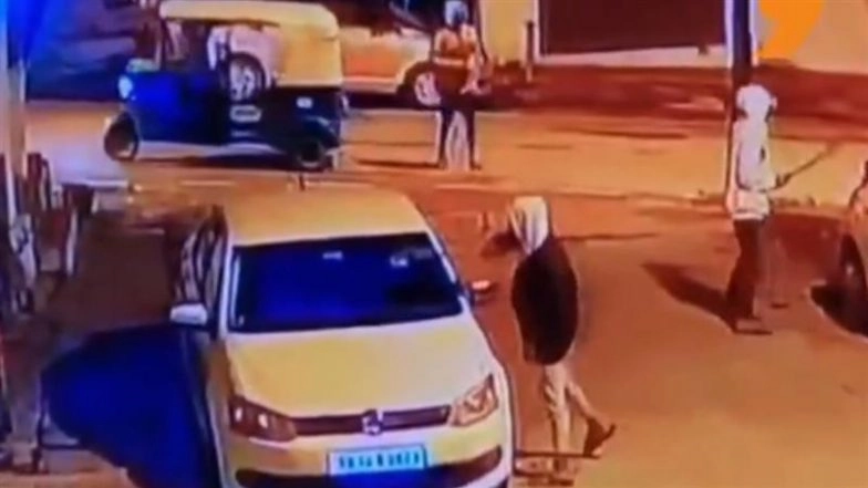 Bengaluru: Masked Gang Goes on Midnight Rampage in Nagarabhavi, Smashes Windows of 10 Parked Cars With Machetes (Watch Video)