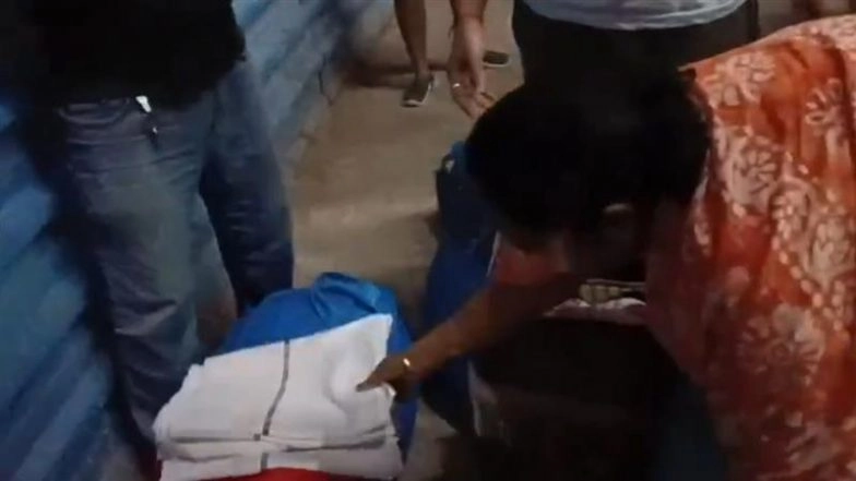 Purushottam Express First-Class AC Passengers Allegedly Steal Railway Bedsheets, Viral Video Shows Officials Confronting Family