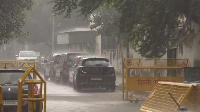 Delhi Weather Today: Delhi-NCR Braces for Winter Rain Spell As IMD Issues Yellow Alert; Air Quality Index in Poor Category