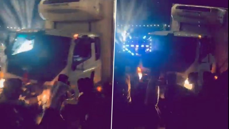 Tragedy During Ganesh Visarjan: 8 Killed As Truck Carrying Goods Ploughs Into Ganpati Visarjan Procession in Karnataka's Hassan, Driver Thrashed (Watch Video)