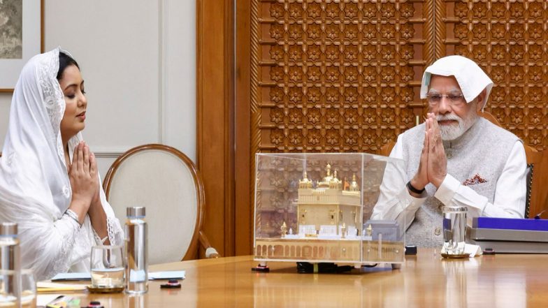 PM Narendra Modi Immerses in Prayer at Sikh Sangat, As Singer Harshdeep Kaur Performs Soulful Rendition of &lsquo;Ik Onkar&rsquo; (Watch Video)