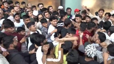 iPhone 17 Sale Day Turns Violent: Massive Fight Erupts at Mumbai’s BKC Apple Store as Shoppers Kick and Punch Each Other, Security Drags Out Miscreants; Video Goes Viral