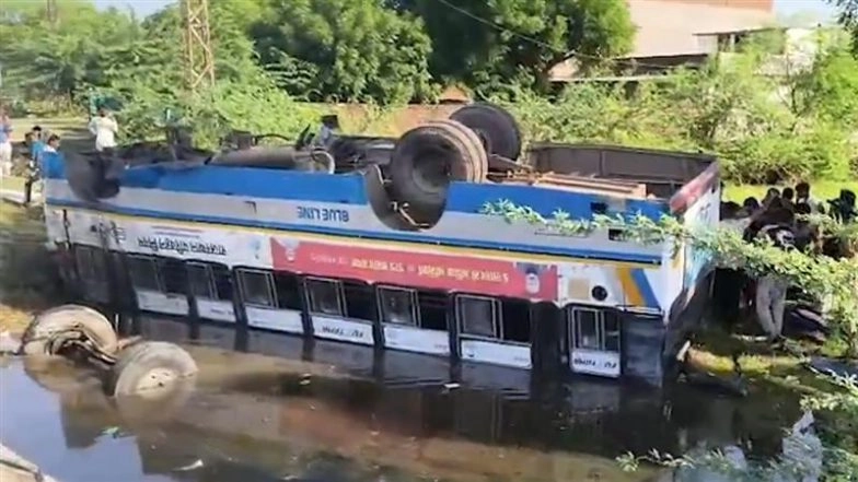 Tonk: Over a Dozen Passengers Injured After Rajasthan Roadways Bus Loses Control, Overturns Into Deep Pit on NH-148D in Rajasthan (Watch Videos)