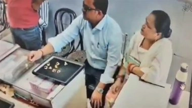 Theft Caught on Camera in Jhansi: Woman Steals INR 50,000 Ring From Ganesh Jewellers in UP, Police Launch Probe After Video Goes Viral