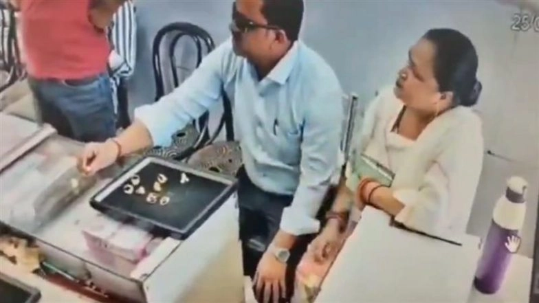Theft Caught on Camera in Jhansi: Woman Steals INR 50,000 Ring From Ganesh Jewellers in UP, Police Launch Probe After Video Goes Viral