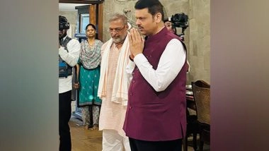 Entertainment News | CM Devendra Fadnavis Visits Nana Patekar's Residence for Ganpati Darshan