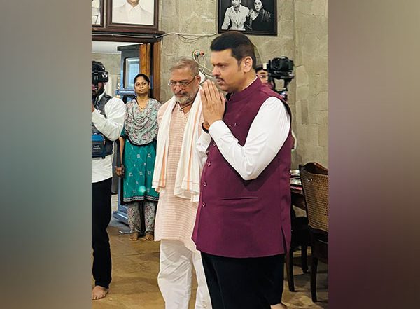 Entertainment News | CM Devendra Fadnavis Visits Nana Patekar's Residence for Ganpati Darshan