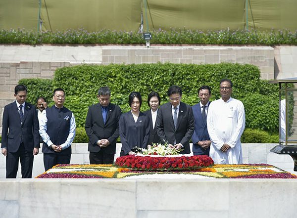 World News | Singapore PM Lawrence Wong Pays Tribute to Mahatma Gandhi at Rajghat in Delhi