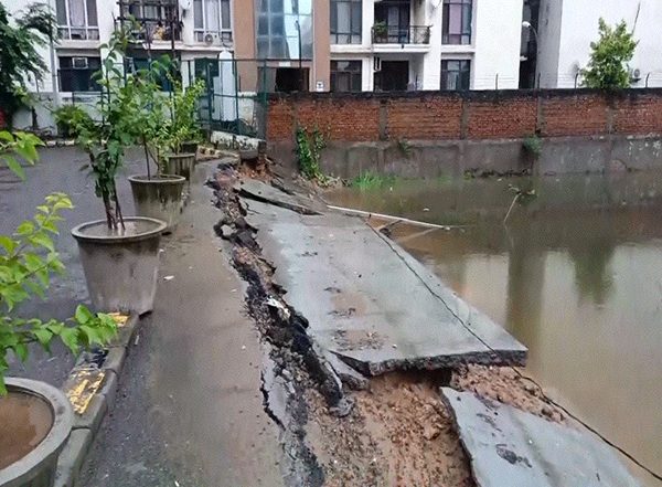 India News | Punjab: Wall of a Residential Society Building Collapses in Mohali's Zirakpur Area