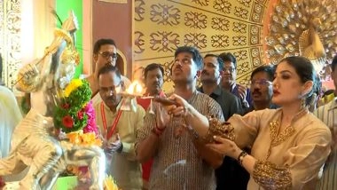 Entertainment News | Raveena Tandon Offers Prayers at Srimant Bhausaheb Rangari Ganapati Mandal in Pune