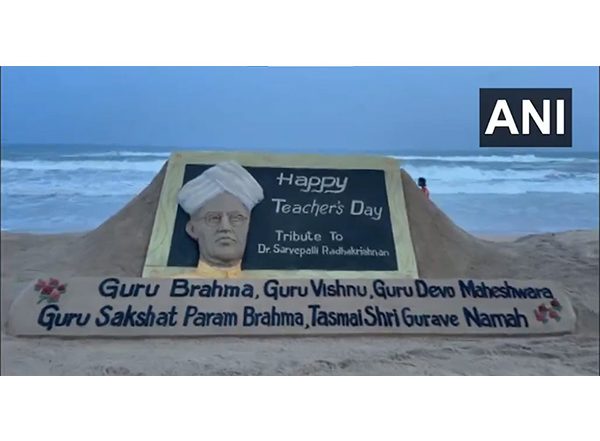 India News | Sand Artist Sudarsan Pattnaik Pays Tribute to Former President Radhakrishnan with Sand Art on Teachers Day
