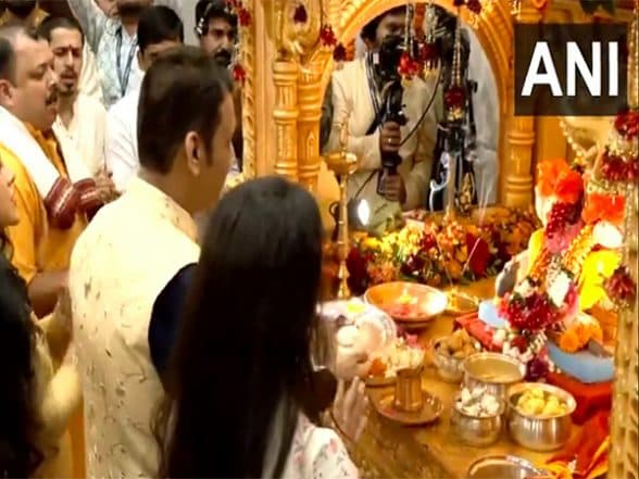 India News | Maharashtra CM Fadnavis Performs Ganesh Aarti at His Mumbai Residence