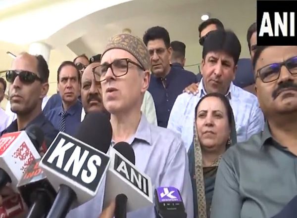 India News | Govt Emblems Are Not Used at Religious Places: J-K CM Omar Abdullah Questions Use of National Emblem on Hazratbal Shrine Plaque